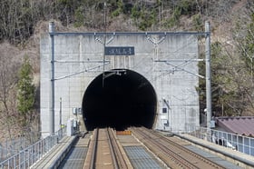 Seikan_Tunnel_entrance_-_dual-gauge_track