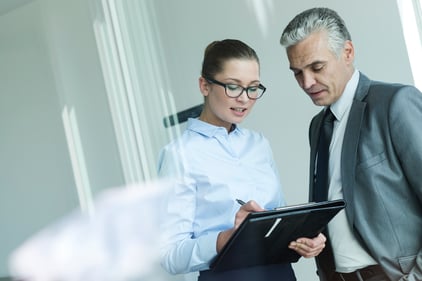 manager-discussing-with-assistant-2022-12-16-22-22-37-utc