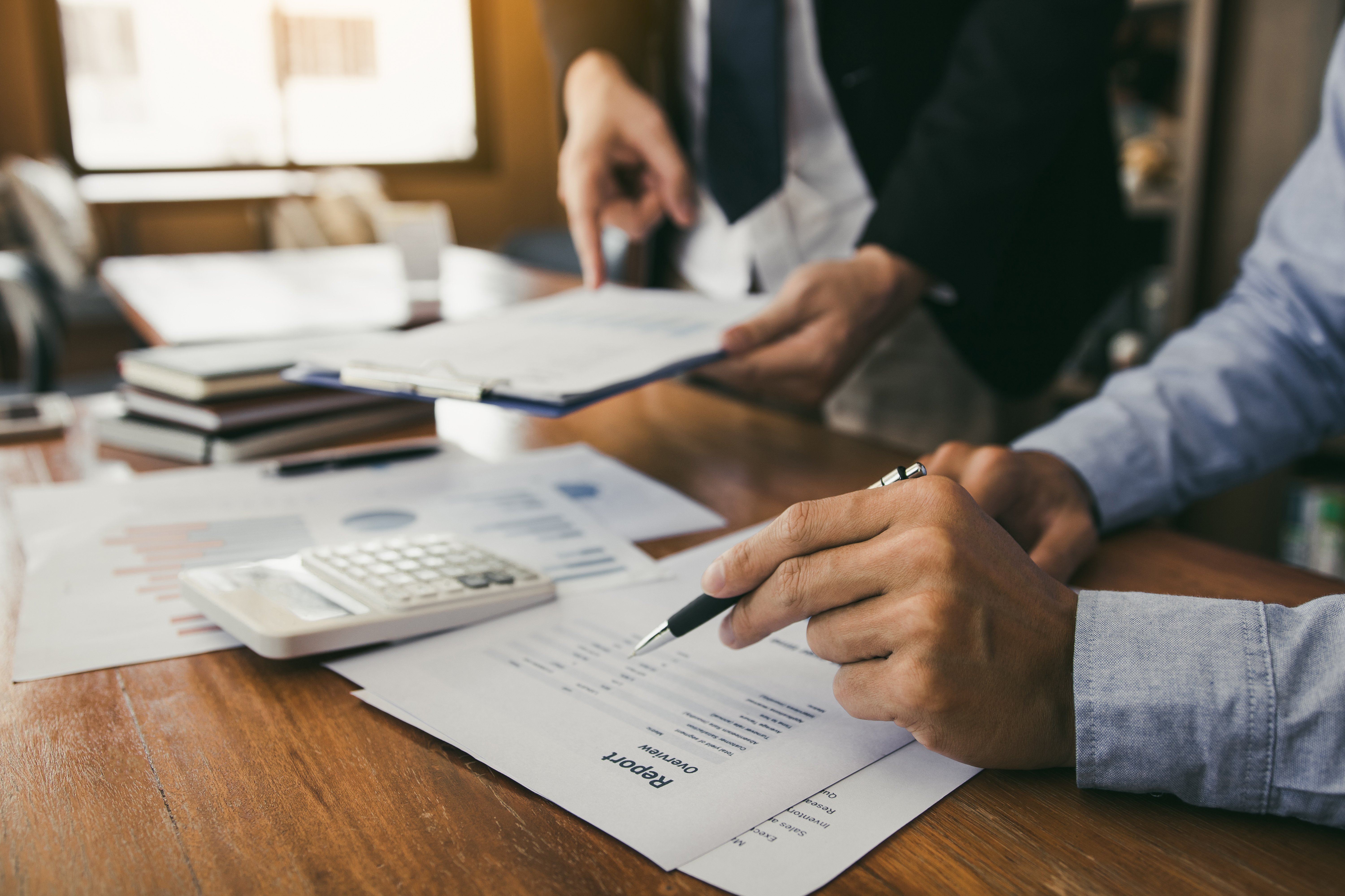 managers-are-using-tablets-to-analyze-sales-cost-r-2021-09-03-01-48-34-utc
