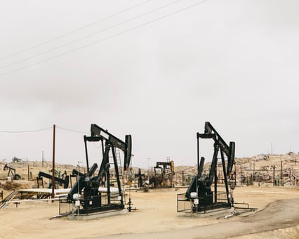 oil-rigs-and-wells-in-the-midway-sunset-shale-oil-2022-03-04-02-29-33-utc