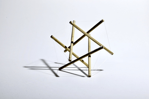 Maqueta a escala de una estructura autoportante bajo el principio de tensegridad
